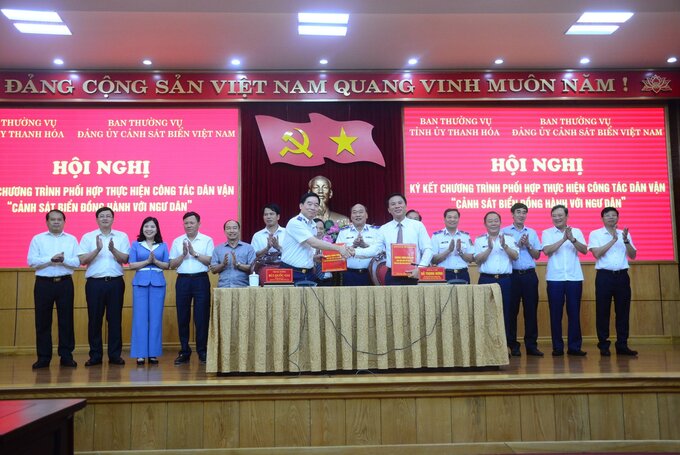 Lãnh đạo Cảnh sát biển Việt Nam và tỉnh Thanh Hóa ký kết chương trình hợp tác “Cảnh sát biển đồng hành cùng ngư dân”.