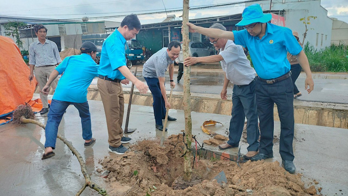 Bí thư huyện ủy Đơn Dương Trương Văn Tùng cùng trồng cây tại lễ phát động