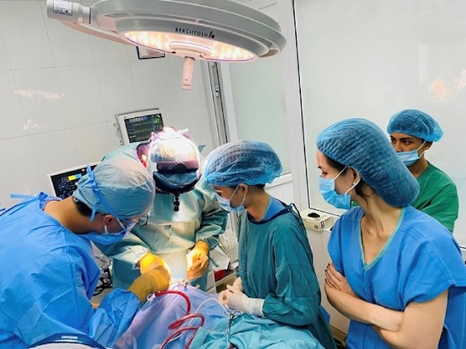 Các chuyên gia tổ chức phẫu thuật dị tật sứt môi, hở hàm ếch tại Bệnh viện Đa khoa tỉnh Quảng Nam 