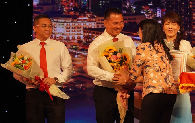 Ông Lư Nguyễn Xuân Vũ - Tổng giám đốc, Công ty CP Tập đoàn Xuân Nguyên nhận hoa chúc mừng
