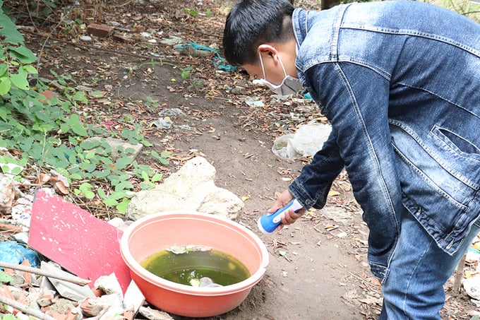 Cần loại bỏ nước đọng trong tự nhiên là nơi sinh sản của muỗi (vật chủ trung gian truyền bệnh sốt xuất huyết)