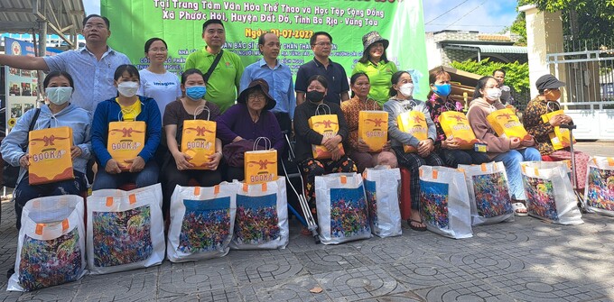 Hội viên hội người mù được tặng quà và xe lăn từ nhà tài trợ