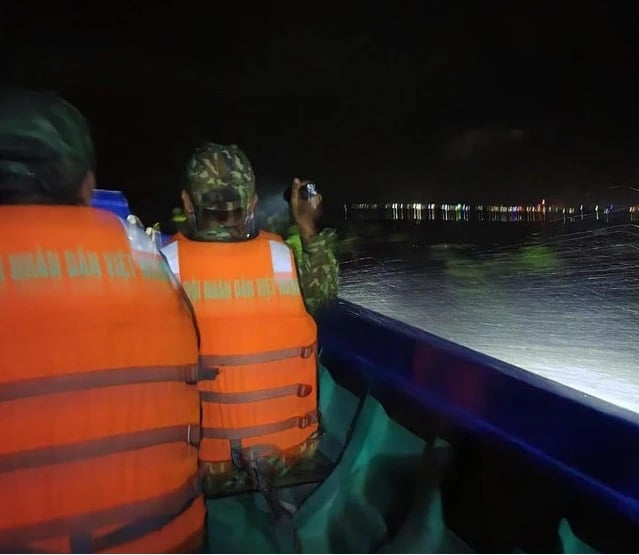 Lực lượng tìm kiếm cứu nạn Biên phòng tìm kiếm ngư dân bị nạn trong đêm. Ảnh: Báo Biên phòng