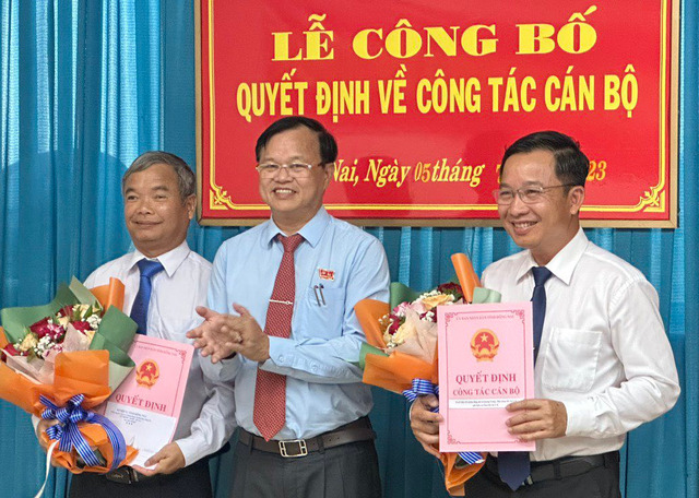 Chủ tịch UBND tỉnh Đồng Nai trao quyết định bổ nhiệm bác sĩ Lê Quang Trung (bên phải) và quyết định nghỉ hưu cho ông Nguyễn Lương Thao (bên trái)