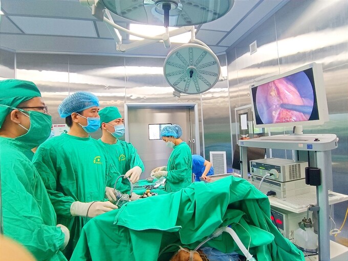 Ê kíp các bác sỹ thực hiện ca phẫu thuật cho bệnh nhân Thiều Đình H.
