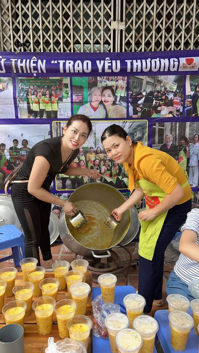 Chị Nguyễn Kim Dung (áo đen) - Trưởng Nhóm “Trao yêu thương, nhận nụ cười”