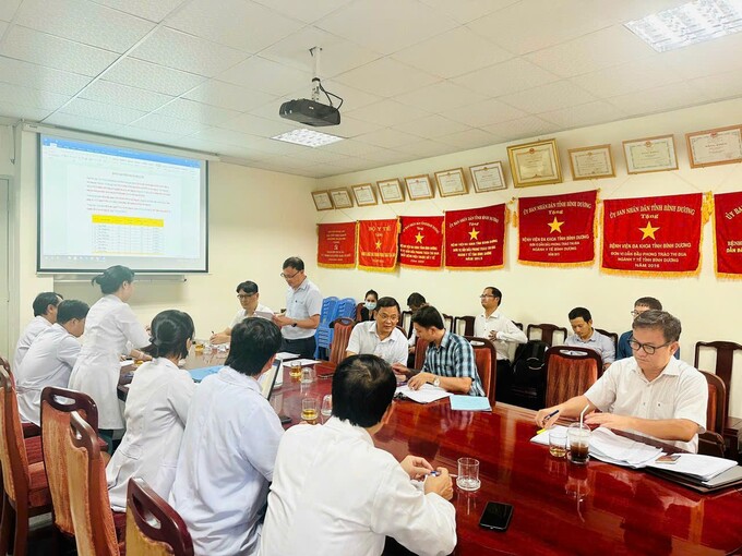 Đoàn Bộ Y tế và BS.CKII Huỳnh Minh Chín - Phó Giám đốc Sở Y tế làm việc tại Bệnh viện Đa Khoa tỉnh