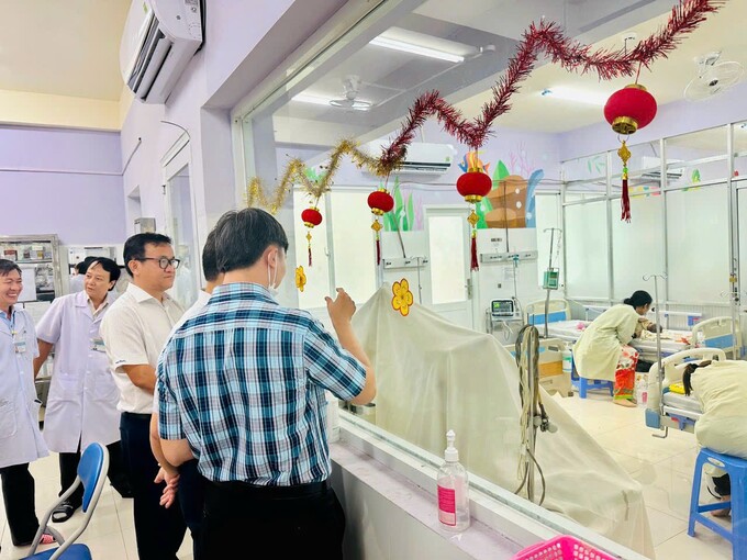 Đoàn Bộ Y tế và BS.CKII Huỳnh Minh Chín - Phó Giám đốc Sở Y tế thăm các bệnh nhi đang điều trị tại Bệnh viện Đa Khoa tỉnh