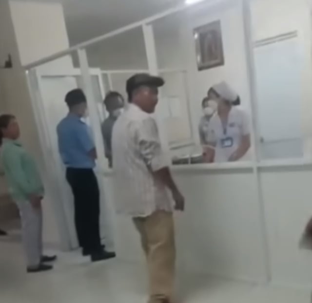Người nhà bệnh nhân bức xúc yêu cầu Lãnh đạo Bệnh viện Đa khoa tỉnh Bình Dương giải thích  (Ảnh: Cắt từ video)