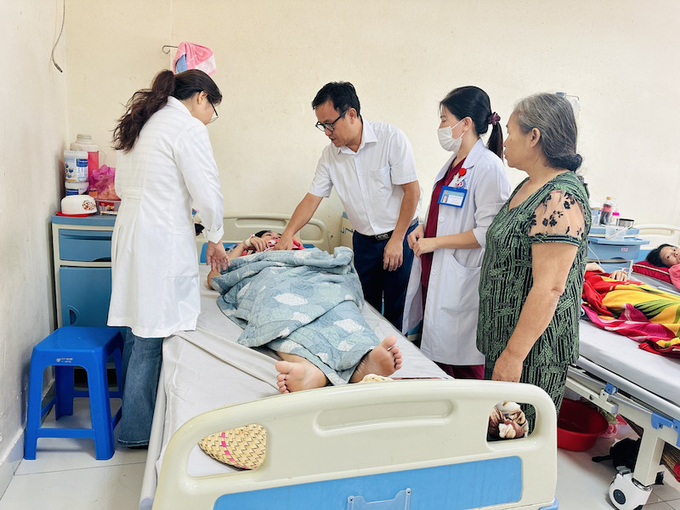 Bác sĩ Huỳnh Minh Chín - Phó Giám đốc Sở Y tế thăm hỏi, động viên và kiểm tra tình hình bệnh nhân