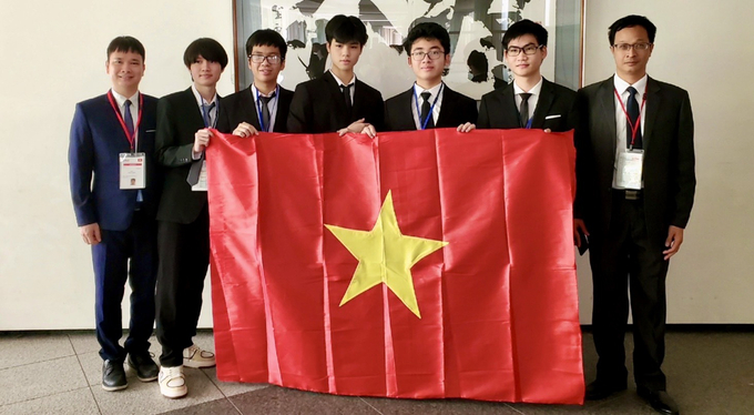 5 học sinh Việt Nam tham dự Olympic Vật lí quốc tế 2023 (đứng giữa) và các thầy giáo. Ảnh: Trung tâm truyền thông và sự kiện