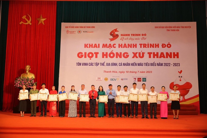 Các tập thể, gia đình, cá nhân được nhận Bằng khen của Chủ tịch UBND tỉnh Thanh Hóa.