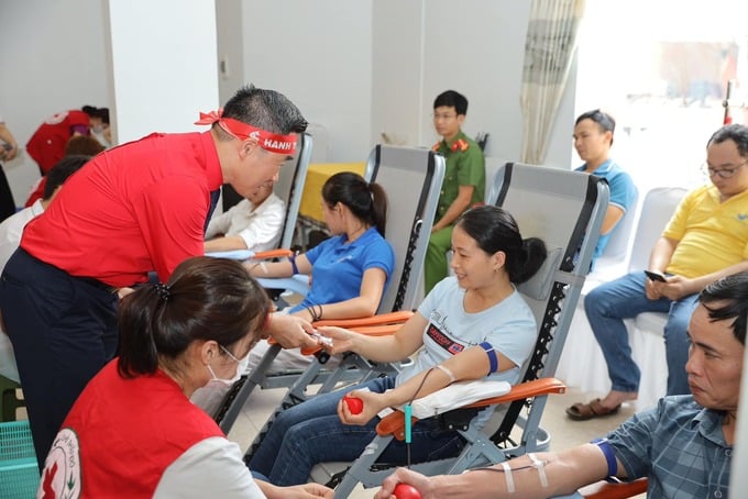 Tình nguyện viên tham gia hiến máu tại chương trình.