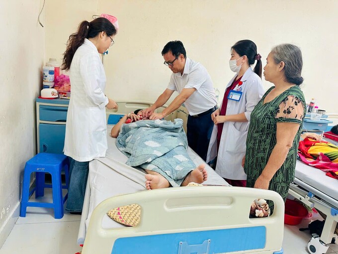 Bác sĩ CK.II Huỳnh Minh Chín, Phó Giám đốc Sở Y tế Bình Dương, thăm hỏi, động viên và kiểm tra vết mổ BN