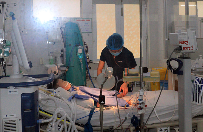 Nhân viên y tế theo dõi, chăm sóc trẻ bị bệnh TCM nặng tại Bệnh viện Nhi đồng Đồng Nai