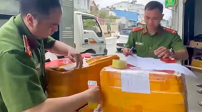 Lực lượng công an lập biên bản sau khi kiểm tra tại cơ sở của Cty TNHH MTV Việt Hà Tây Nguyên