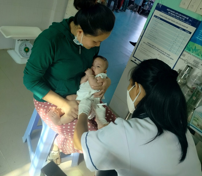Tiêm vắc xin viêm não Nhật Bản cho trẻ tại Trạm Y tế xã Phú Lý, huyện Vĩnh Cửu