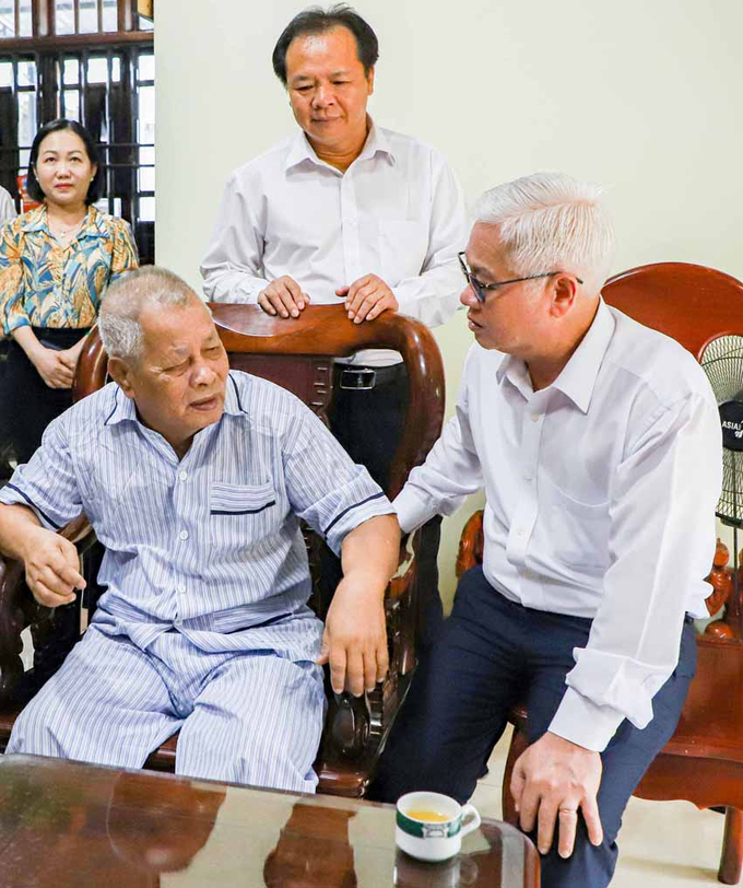 Ông Nguyễn Văn Lợi - Bí thư Tỉnh ủy cùng các thành viên trong đoàn thăm hỏi, tặng quà ông Lê Văn Tính, anh hùng lực lượng vũ trang nhân dân