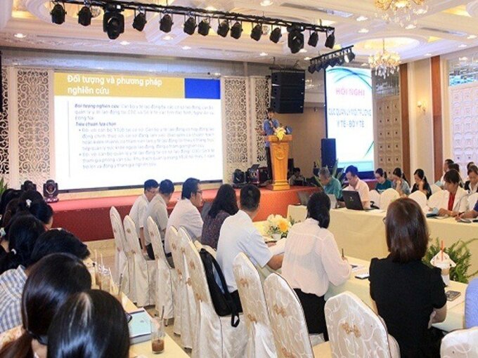 Ông Nguyễn Văn Sơn - Phó Viện trưởng Viện Sức khỏe nghề nghiệp và Môi trường phát biểu tại hội nghị