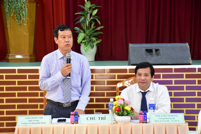 Tiến sĩ, bác sĩ Đỗ Huy Sơn - Hiệu trưởng Trường Cao đẳng Bình Thuận (bên trái), Tiến sĩ bác sĩ Lâm Văn Hoàng - Trưởng khoa Nội tiết của Bệnh viện Chợ Rẫy (bên phải)