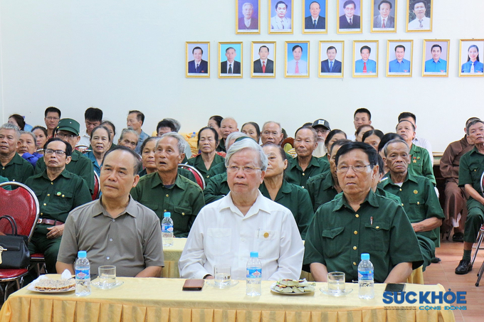 Lãnh đạo Trung ương Hội GDCSSKCĐ Việt Nam, lãnh đạo Tạp chí SKCĐ trao quà tri ân tại tỉnh Hà Tĩnh