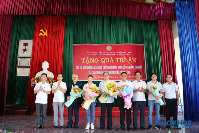 Đại diện xã Cẩm Quang trao những bó hoa tươi thắm thay lời cảm ơn đến Trung ương Hội GDCSSKCĐ Việt Nam, Tạp chí SKCĐ và các nhà hảo tâm