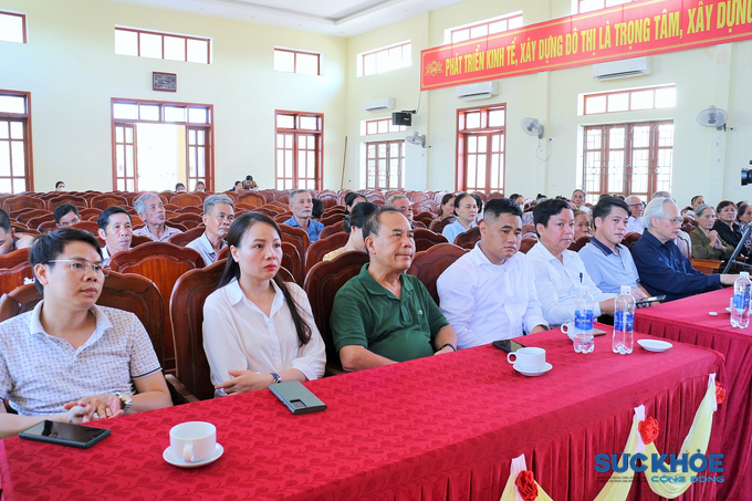 Trung ương Hội GDCSSKCĐ Việt Nam, Tạp chí SKCĐ và các nhà hảo tâm trao quà tri ân tại thị trấn Cẩm Xuyên