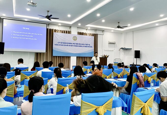 Ông Hồ Hữu Tính – Trưởng Khoa Dịch tễ Viện Y tế Công cộng TP. HCM chia sẻ tại lớp tập huấn