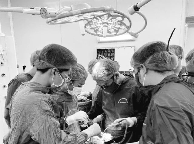 Các bác sĩ Bệnh viện hữu nghị Việt Tiệp phẫu thuật cắt khối u men xương hàm cho người bệnh. Ảnh: Thanhphohaiphong.gov