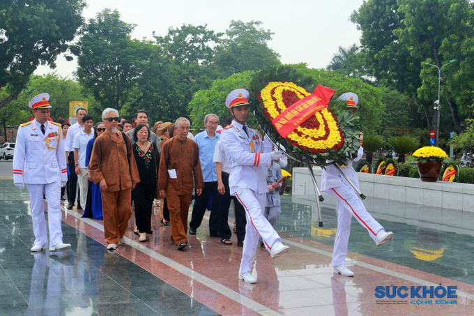 Lãnh đạo Trung ương Hội GDCSSKCĐ Việt Nam cùng đoàn đặt vòng hoa, dâng hương tại Đài tưởng niệm các Anh hùng liệt sĩ Bắc Sơn, Hà Nội