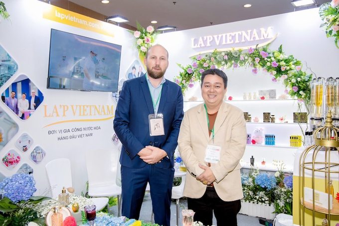 Ông Võ Khắc Huy - Giám đốc Công ty TNHH Dược phẩm LAP Việt Nam và Ông Xavier - CEO Only Fragrances Asia tại sự kiện Vietbeauty 2023