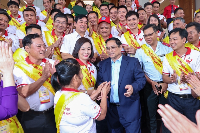 Thủ tướng Phạm Minh Chính và các đại biểu là người hiến máu tình nguyện tiêu biểu toàn quốc năm 2023. Ảnh: VGP
