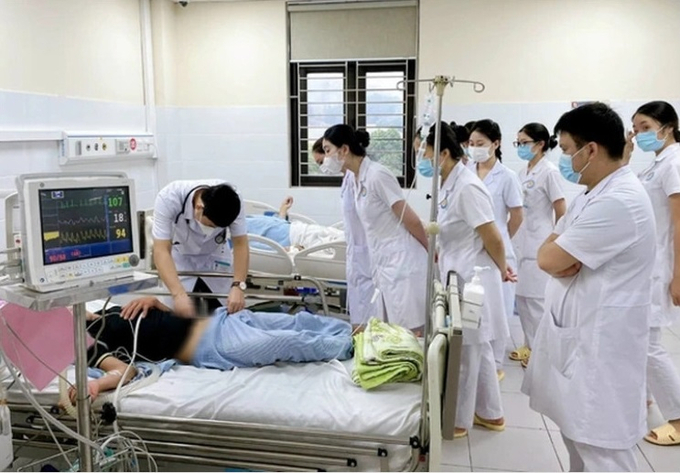 Bệnh nhân nhập viện trong tình trạng suy hô hấp phải thở máy. Ảnh: BVCC (VTV)