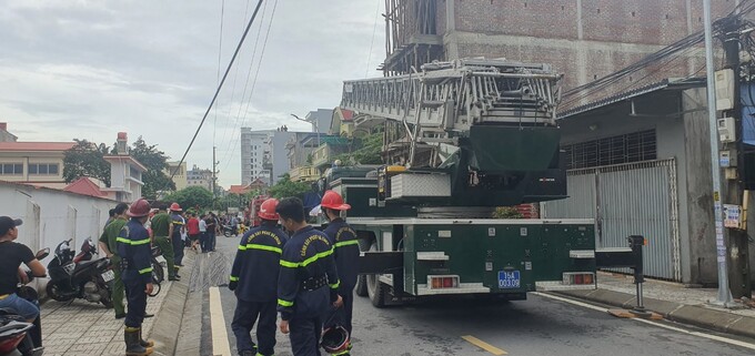 Lực lượng chức năng có mặt tại hiện trường vụ tai nạn lao động. Ảnh: Báo Lao động