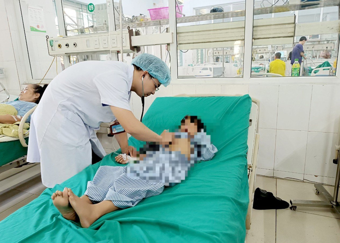 Bệnh nhi ngộ độc quả Hồng châu điều trị tại Bệnh viện Đa khoa tỉnh. Ảnh: Báo Hà Giang