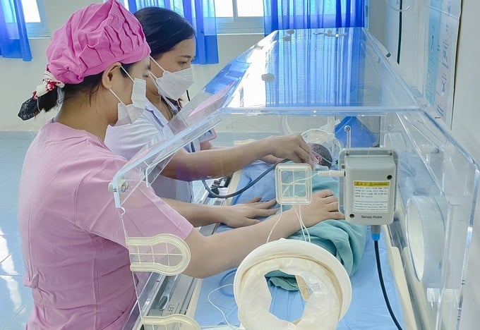 Bé gái sinh non được chăm sóc đặc biệt. Ảnh: Báo Quảng Nam