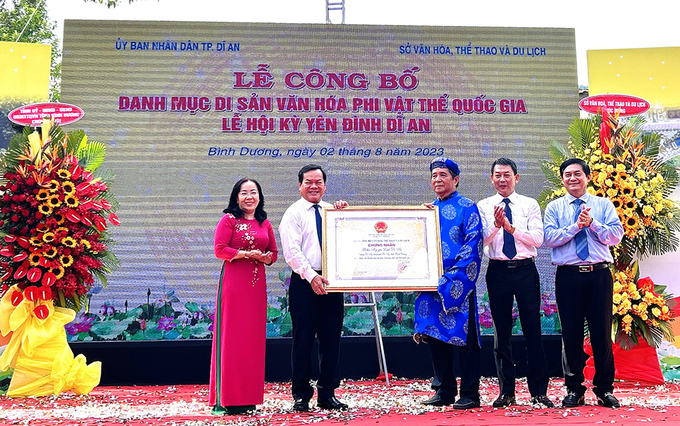 Ông Nguyễn Hữu Đạt - Trưởng cơ quan đại diện Văn phòng Bộ VHTT&DL tại TP. HCM và ông Nguyễn Văn Lộc - Chủ tịch HĐND tỉnh trao chứng nhận 