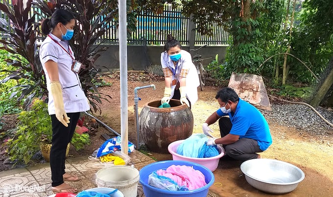 Nhân viên y tế huyện Vĩnh Cửu tổ chức tẩm mùng hóa chất để diệt muỗi, phòng bệnh sốt rét cho người dân trên địa bàn (Ảnh: Hồ Hoài)