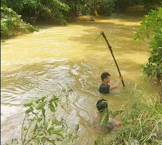 Lực lượng cứu hộ tìm kiếm cháu bé mất tích. Ảnh: Báo Lào Cai