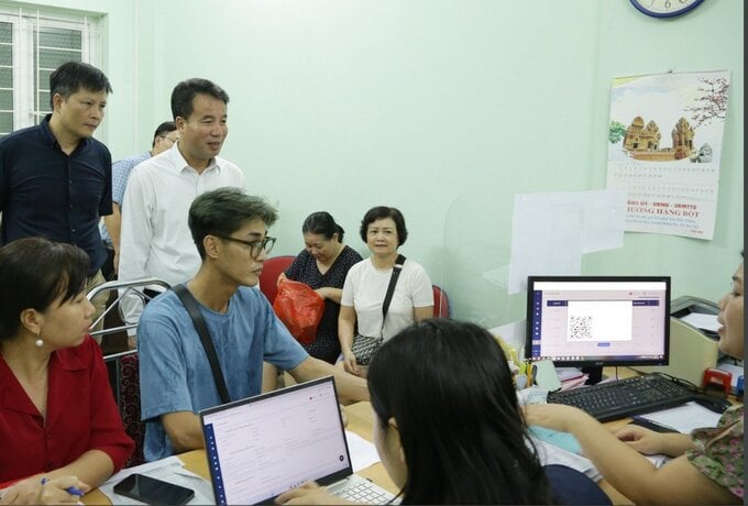 Tổng Giám đốc BHXH Việt Nam Nguyễn Thế Mạnh thị sát tại một số Tổ chức dịch vụ thu BHXH, BHYT