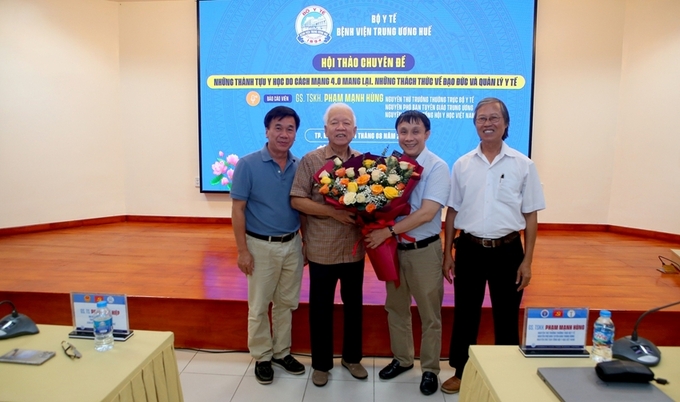 Lãnh đạo BVTW Huế tặng hoa cho GS. TSKH Phạm Mạnh Hùng tại hội thảo