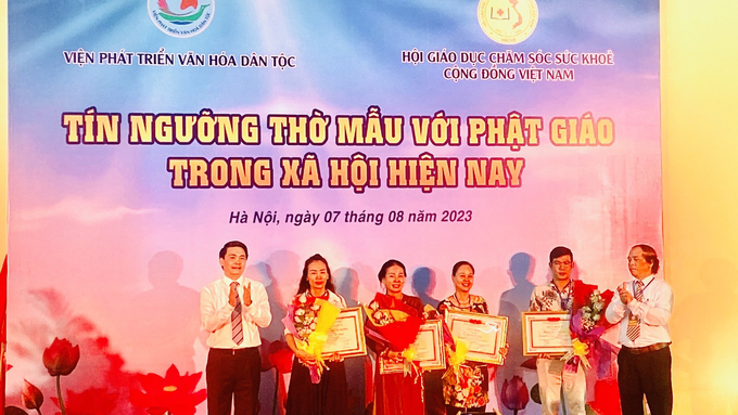 Ông Vũ Việt Anh – Phó Chủ tịch Hội GDCSSKCĐ Việt Nam trao bảng vàng vinh danh và giấy khen cho các nghệ nhân đã tham gia tích cực vào Diễn đàn