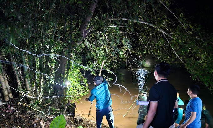 Lực lượng chức năng huyện Mường Ảng giăng thép gai và lưới khu vực suối thuộc địa bàn xã Ẳng Tở cách vị trí nạn nhân bị cuốn trôi khoảng 15km. Ảnh: Báo Điện Biên Phủ