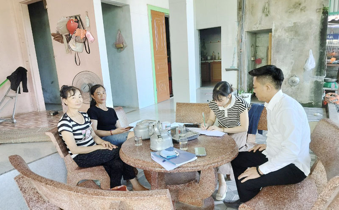 Chiều 9/8, cán bộ của Trung tâm Y tế huyện Quảng Trạch đang tiếp tục điều tra xác minh sự việc cụ thể tại các hộ gia đình tham gia tiệc cưới ở thôn Tùng Giang, xã Quảng Châu. Ảnh: Báo Quảng Bình