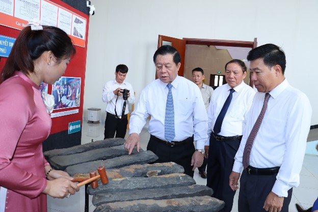 Bí thư Trung ương Đảng, Trưởng ban Tuyên giáo Trung ương Nguyễn Trọng Nghĩa cùng các đại biểu tham quan khu trưng bày Bảo vật quốc gia đàn đá Lộc Hòa