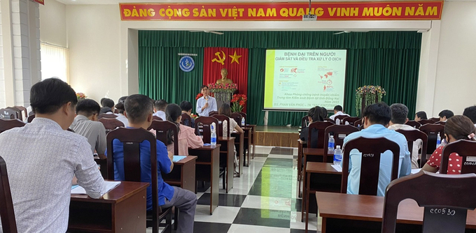 Bác sĩ CKI Phan Văn Phúc - Trưởng khoa Phòng chống Bệnh truyền nhiễm, CDC Đồng Nai đang phổ biến các kiến thức về điều tra, lấy mẫu, xử lý ổ Dại