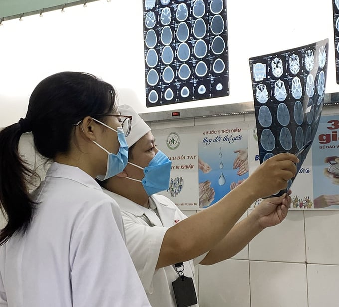 BS.CKI Nguyễn Văn Toàn cùng đồng nghiệp hội chẩn tình trạng chấn thương não của bệnh nhân
