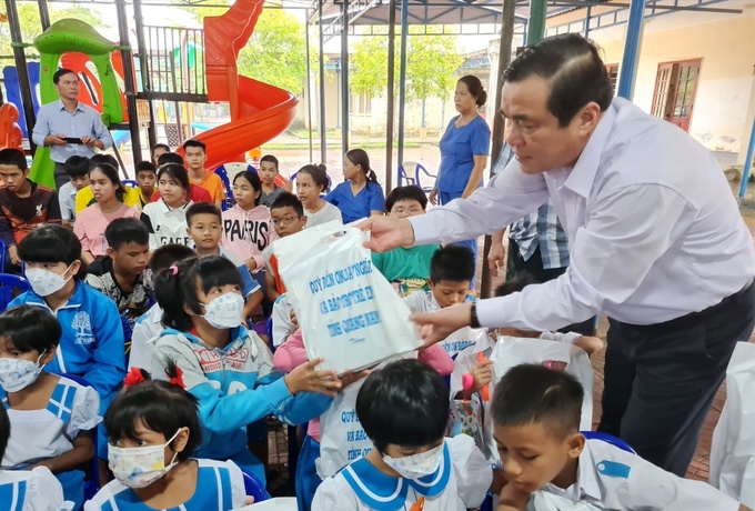 Ông Phan Việt Cường- Bí thư Tỉnh ủy, Chủ tịch HĐND tỉnh thăm, tặng quà Tết Trung thu 2022 cho trẻ em Làng Hòa Bình