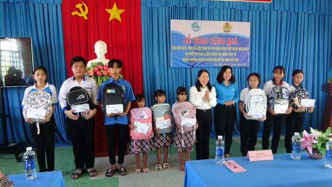 Hội Liên hiệp Phụ nữ tỉnh An Giang trao học bổng tặng quà cho học sinh và phụ nữ vùng biên giới