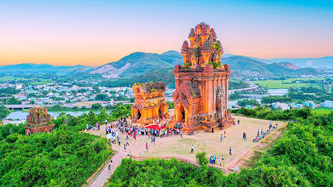 Du khách đến xem các hoạt động văn hóa Chăm tại di tích tháp Bánh Ít tại buổi giao lưu biểu diễn nghệ thuật dân gian Chăm giữa tỉnh Ninh Thuận và tỉnh Bình Định, do Sở VH&TT tổ chức ngày 8/7/2023